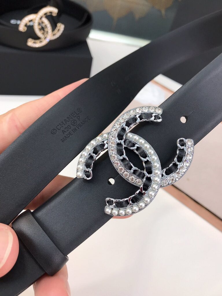 Chanel Cc Logo In Silver Metal And Black Leather 28Mm - Image 2