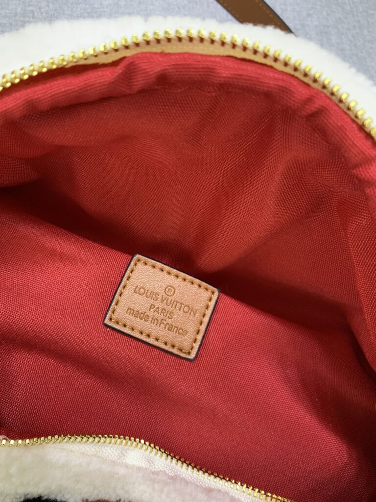 Louis Vuitton Bumbag Monogram Teddy Fleece White 37Cm - Image 7