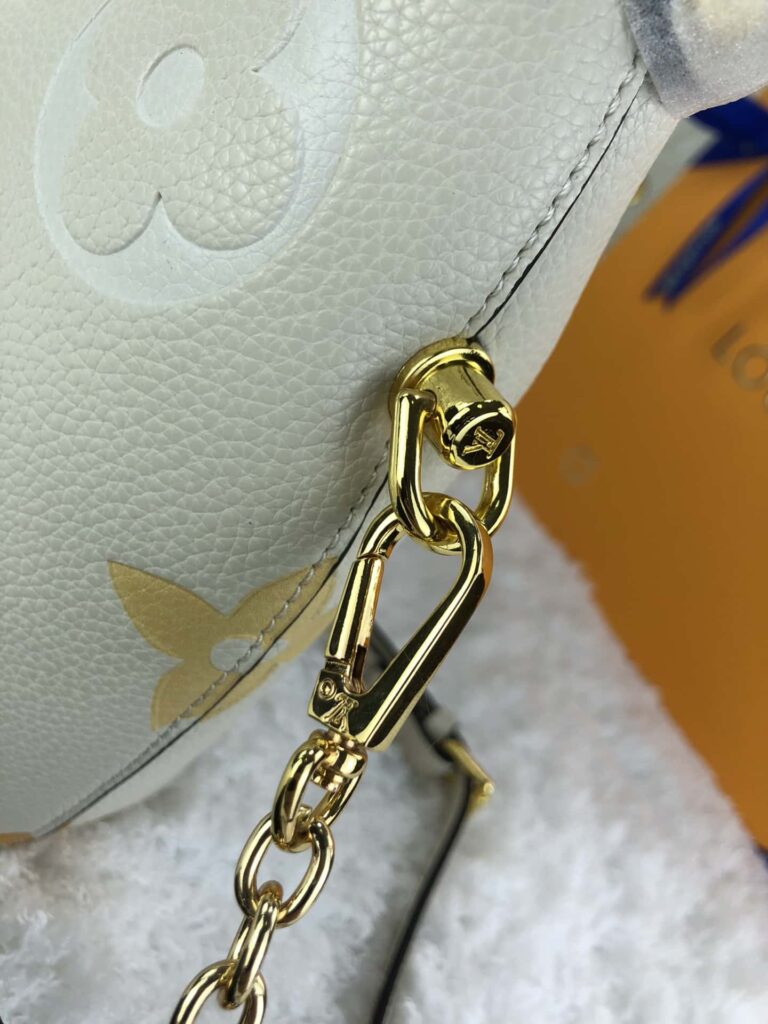 Louis Vuitton Marshmallow Hobo Bag 24Cm - Image 5