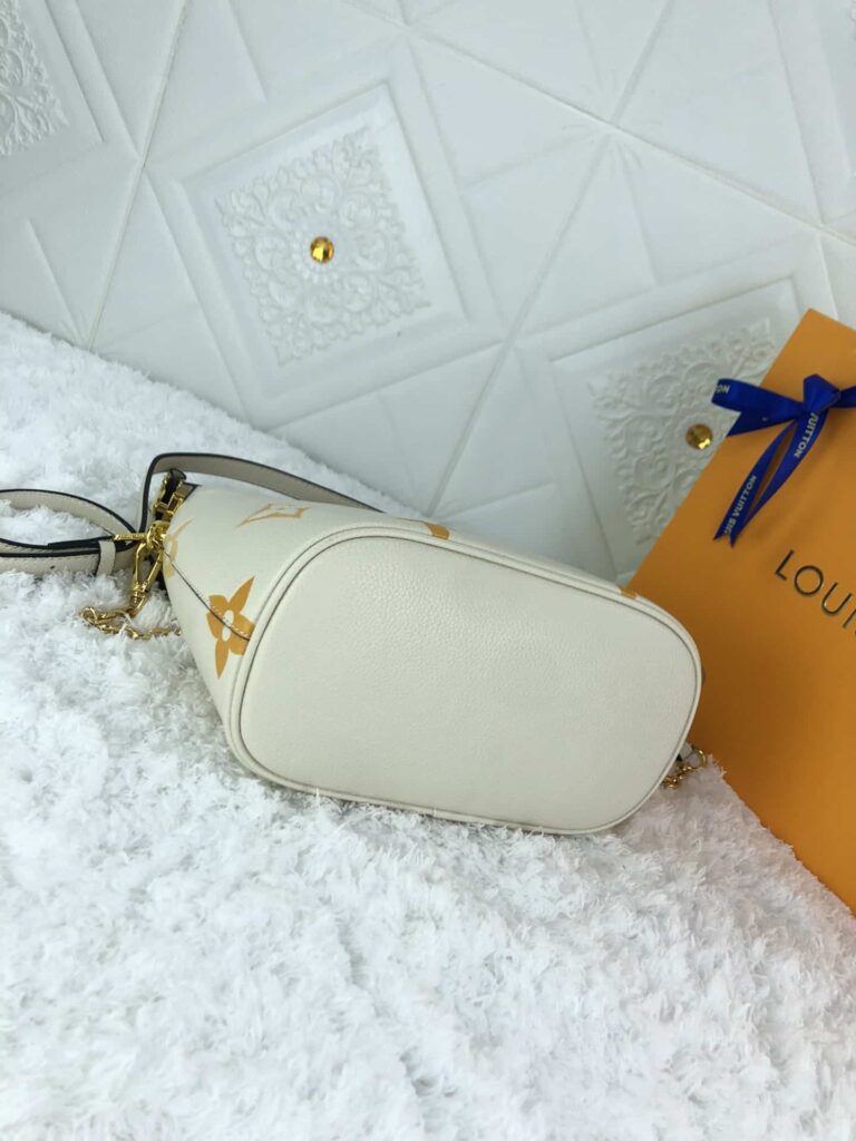 Louis Vuitton Marshmallow Hobo Bag 24Cm - Image 8