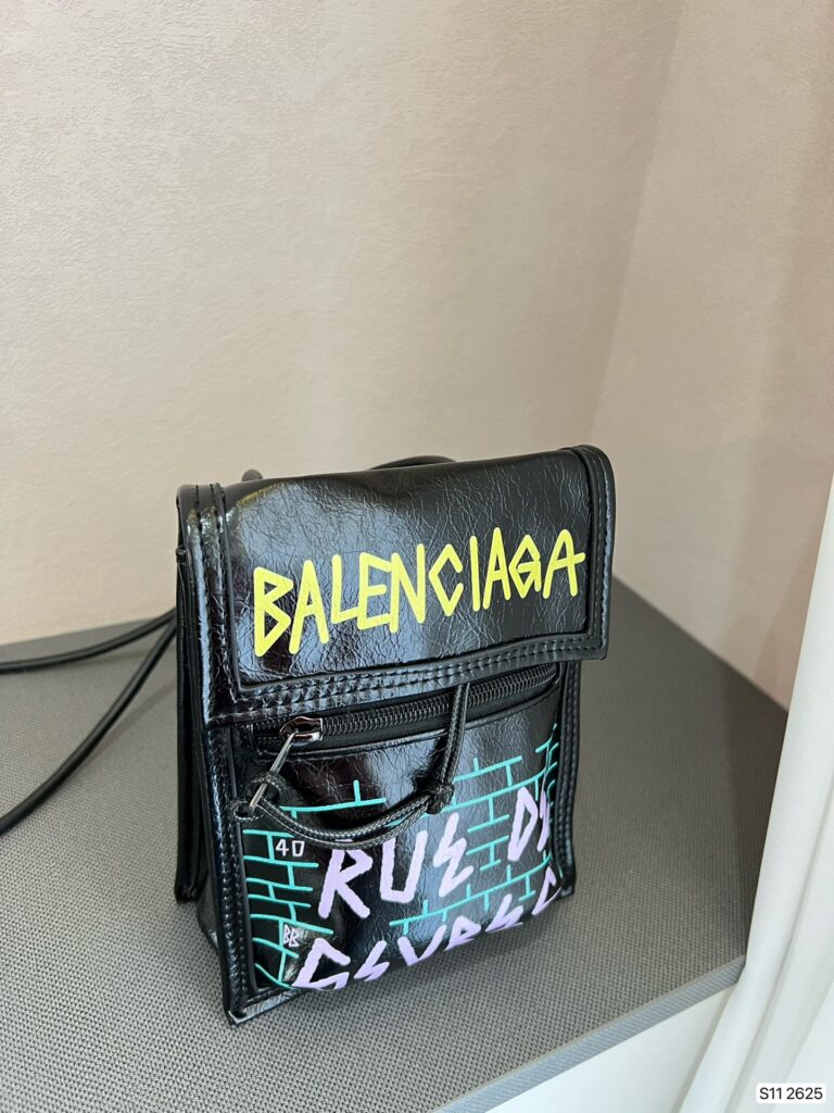 Balenciaga Graffiti Explorer Strap Pouch Leather Black 19Cm - Image 3