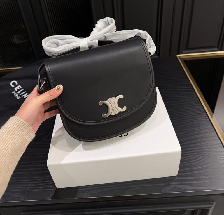 Celine Medium Besace Triomphe In Supple Natural Calfskin Black 21Cm 114453Fh1 38Si - Image 4