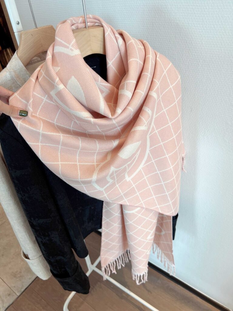 Chanel Cashmere Shearling Scarf Pink - Image 4