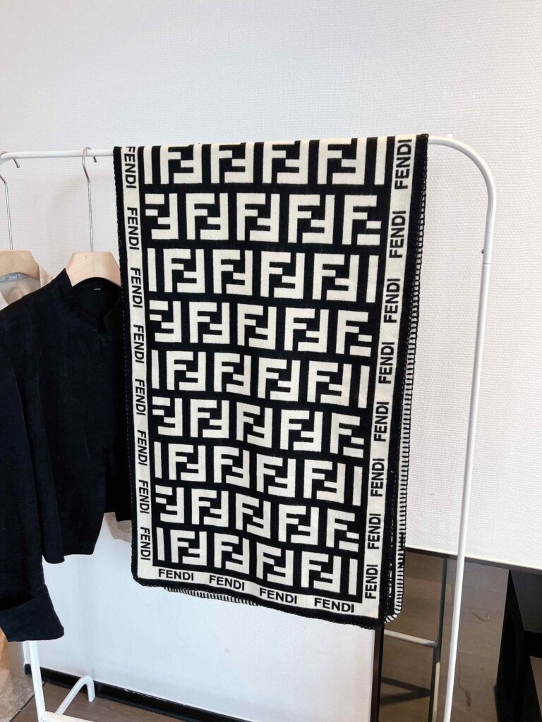 Fendi Ff Cashmere Scarf Black And White - Image 4