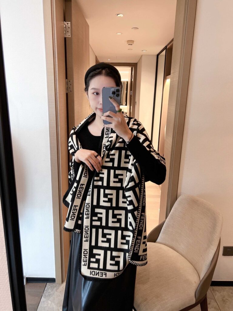 Fendi Ff Cashmere Scarf Black And White - Image 3