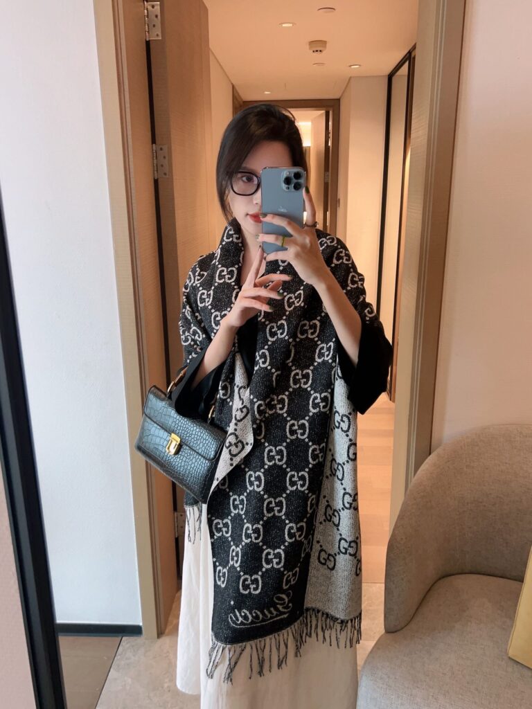 Gucci Gg Jacquard Wool Scarf Black And White - Image 2