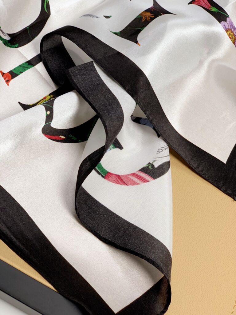 Gucci Flora Gucci Vintage Logo Print Scarf 70Cm Black - Image 2