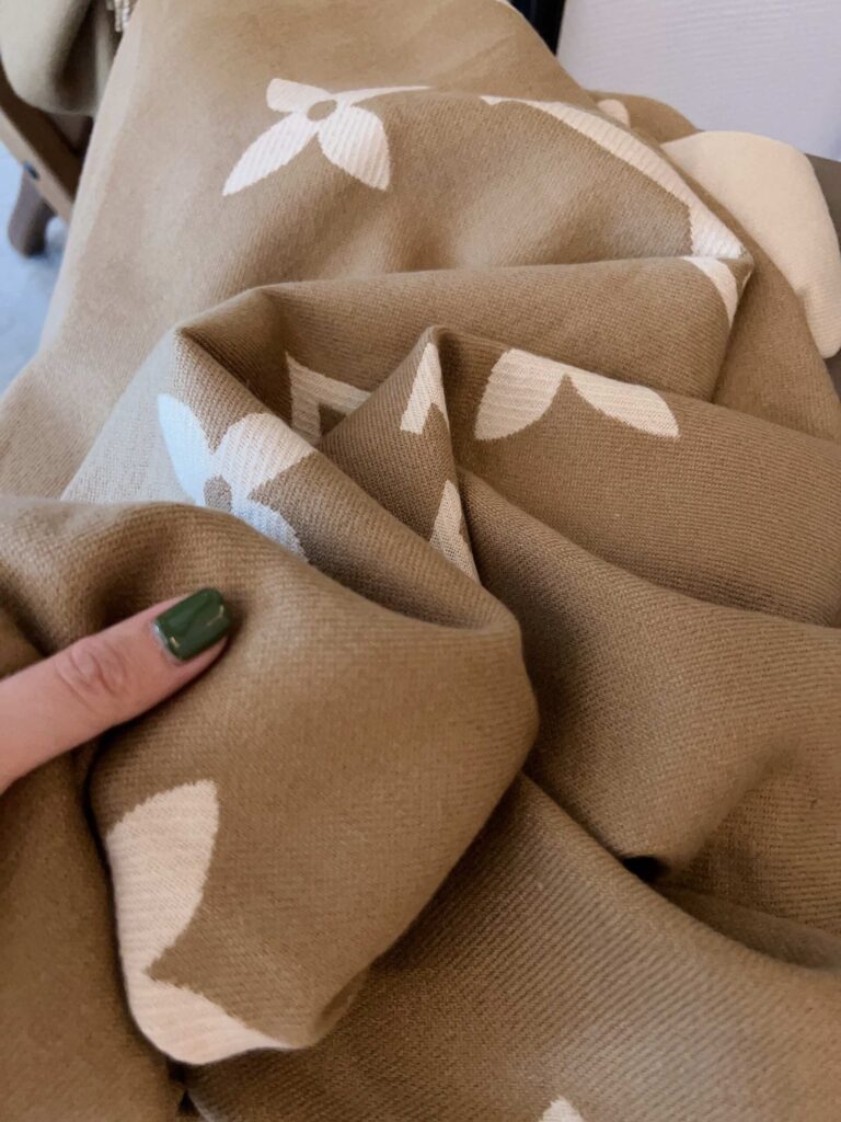 Louis Vuitton Reykjavik Scarf Beige M76067 - Image 3