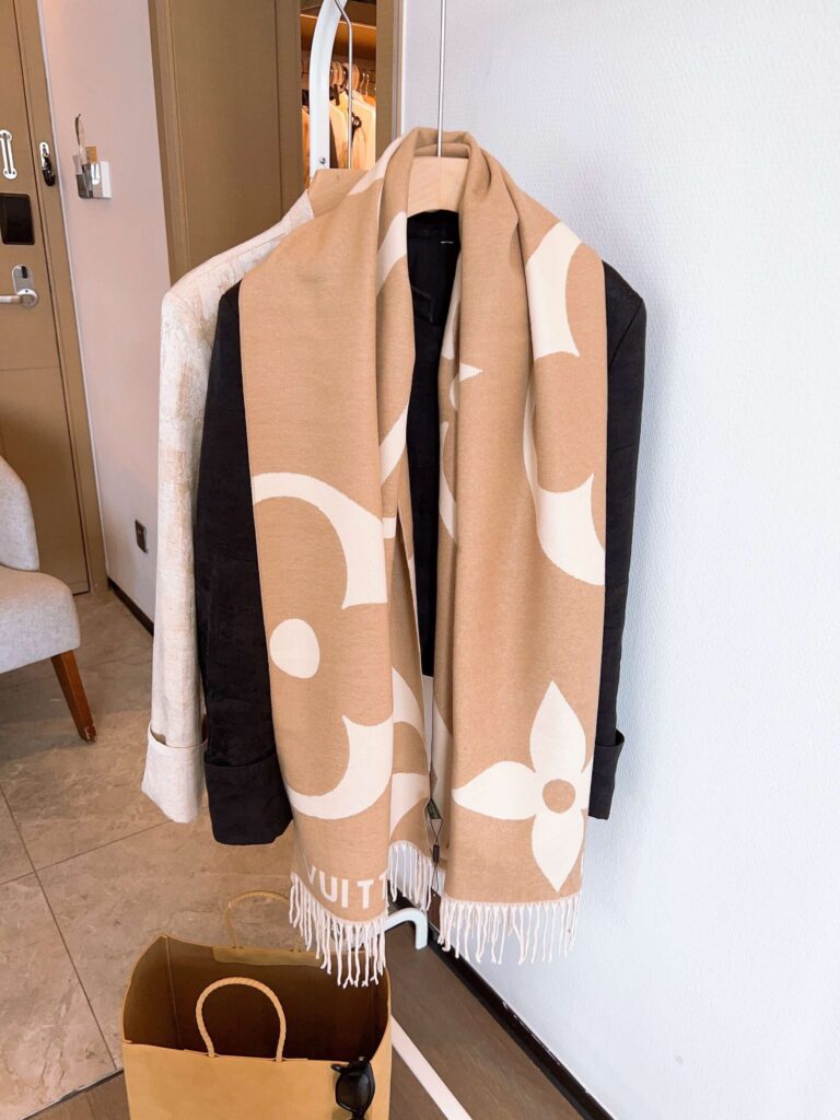 Louis Vuitton Ultimate Shine Scarf Beige 180Cm M77855 - Image 3