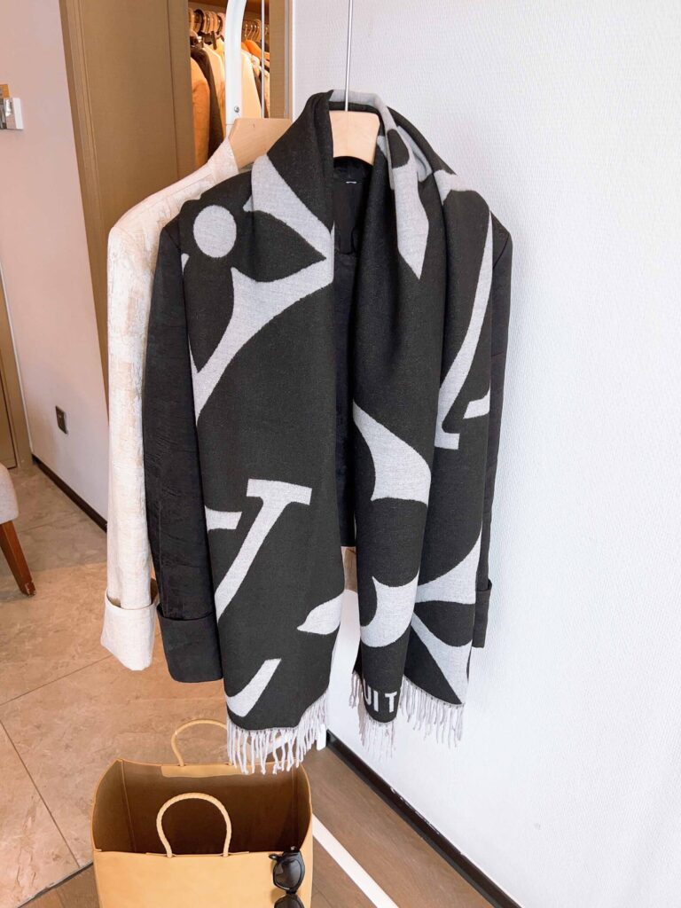 Louis Vuitton Ultimate Shine Scarf Black 180Cm - Image 3