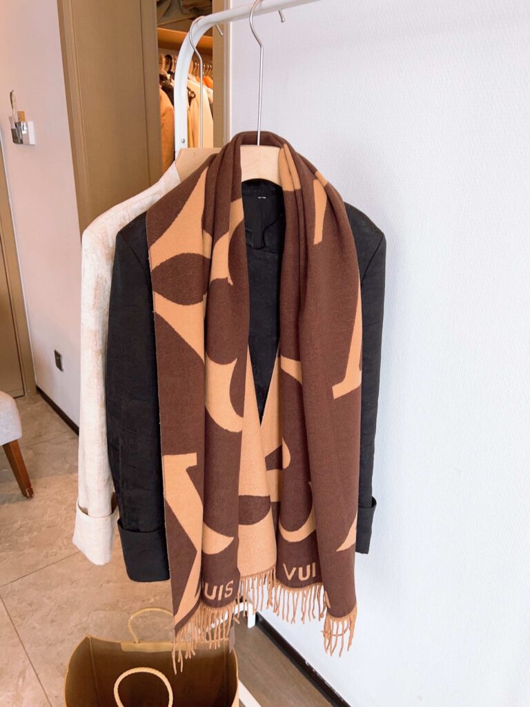 Louis Vuitton Ultimate Shine Scarf Brown 180Cm - Image 4