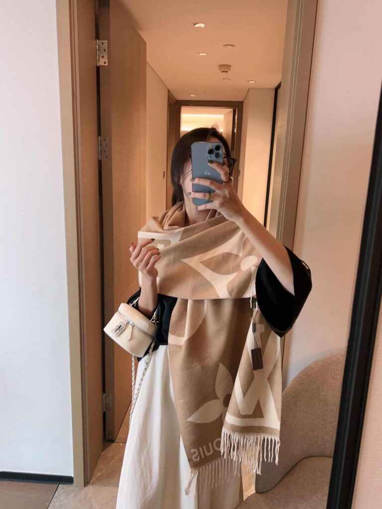 Louis Vuitton Ultimate Shine Scarf Beige 180Cm M77855 - Image 5