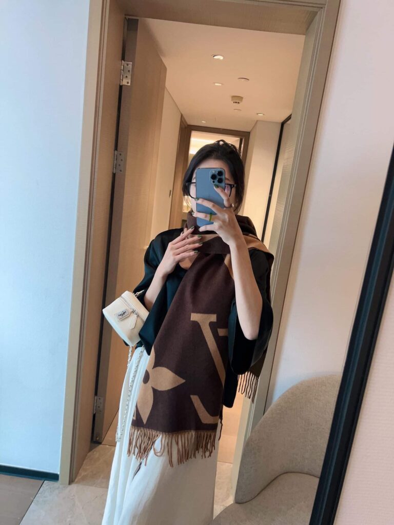 Louis Vuitton Ultimate Shine Scarf Brown 180Cm - Image 5