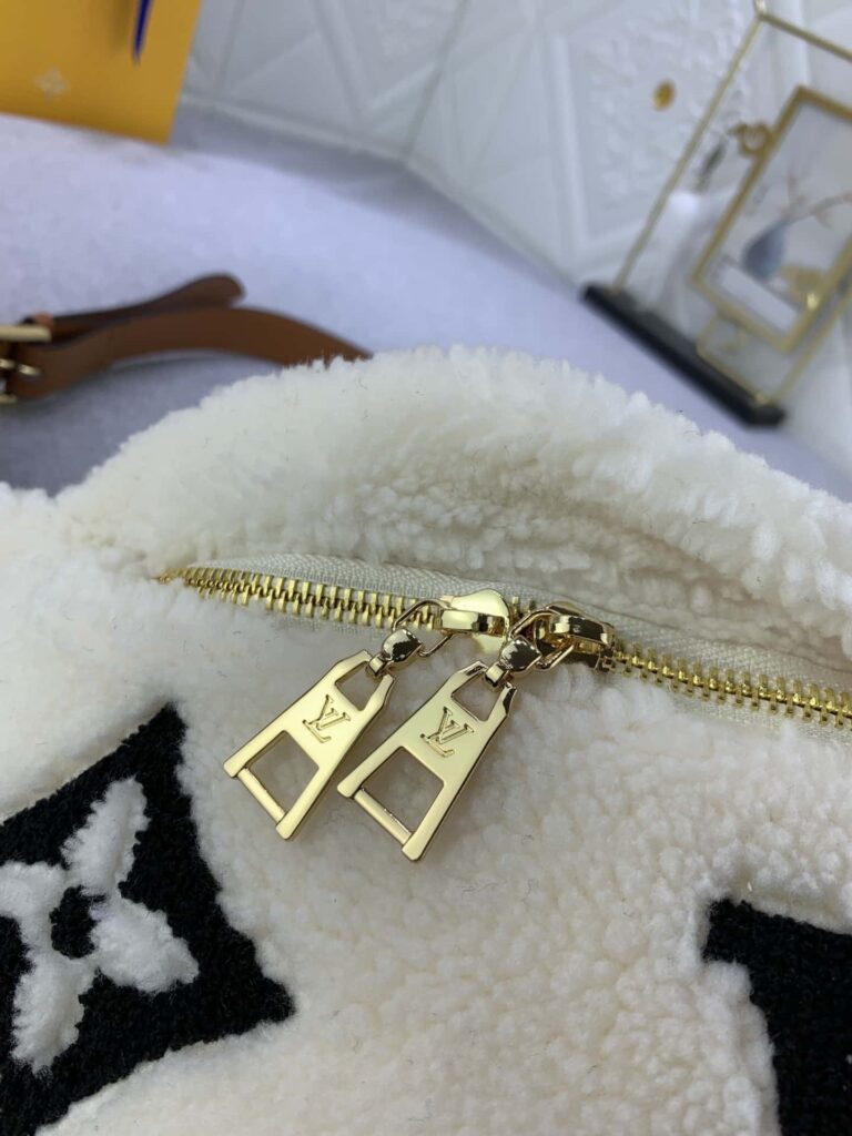 Louis Vuitton Bumbag Monogram Teddy Fleece White 37Cm - Image 2