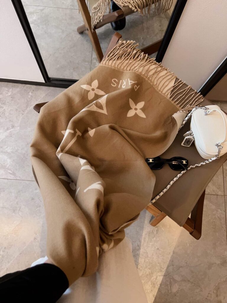 Louis Vuitton Reykjavik Scarf Beige M76067 - Image 2