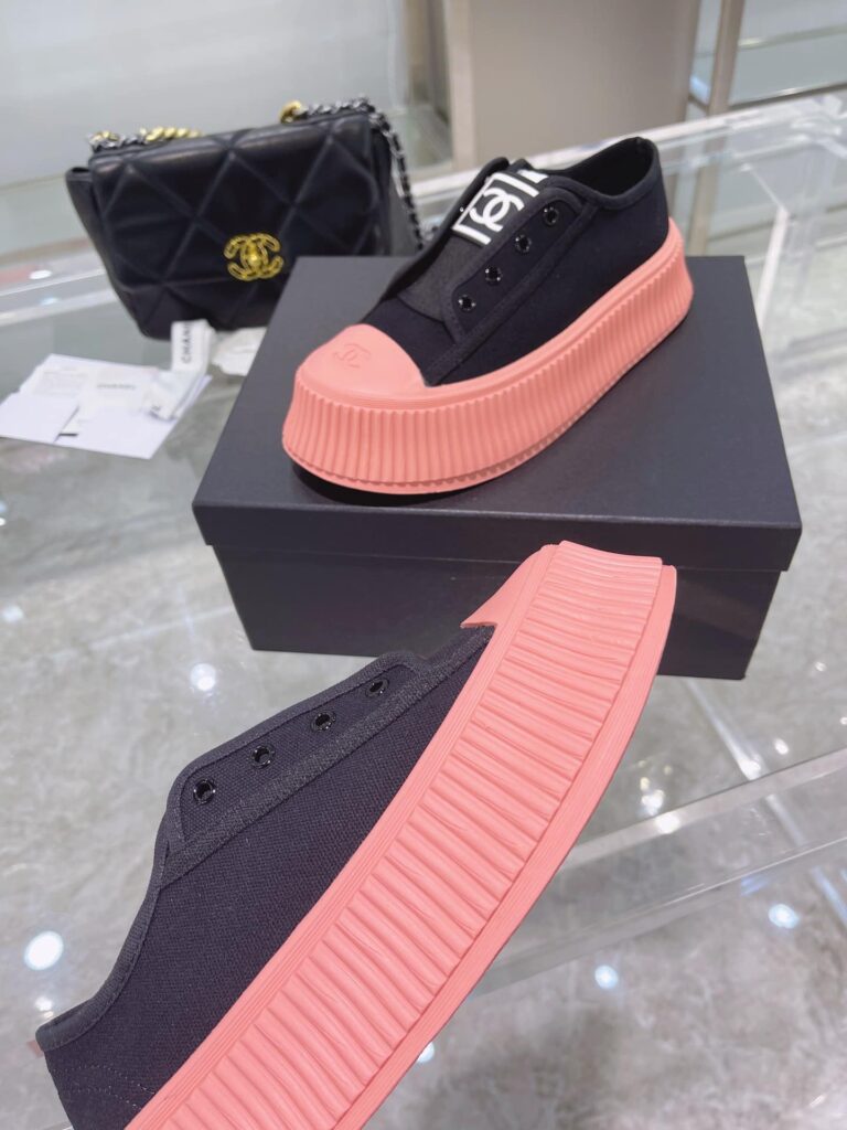 Chanel Cc Cap Toe Sneaker Black And Pink - Image 4