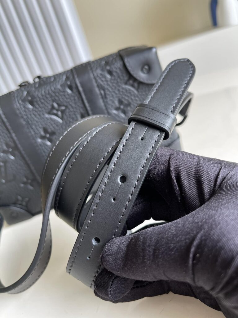 Louis Vuitton Gusseted Card Holder Black M80878 - Image 10