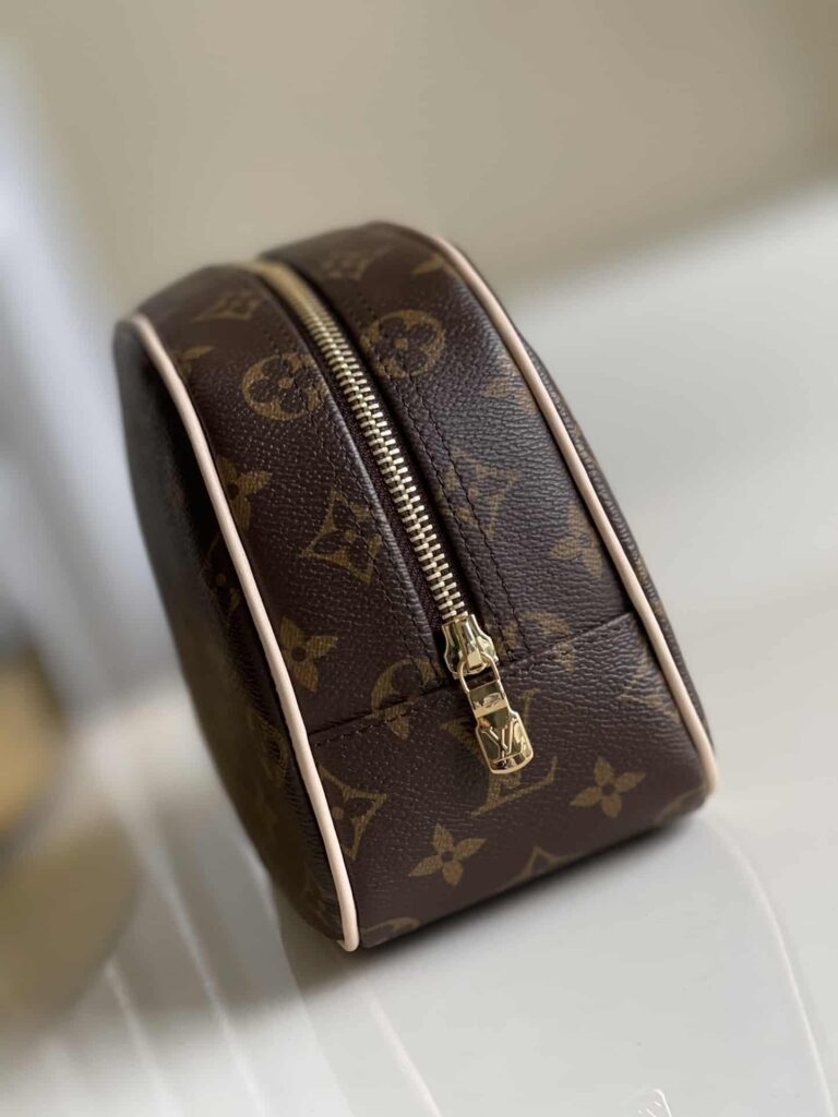 Louis Vuitton Monogram Toiletry Bag 25 M47527 - Image 2
