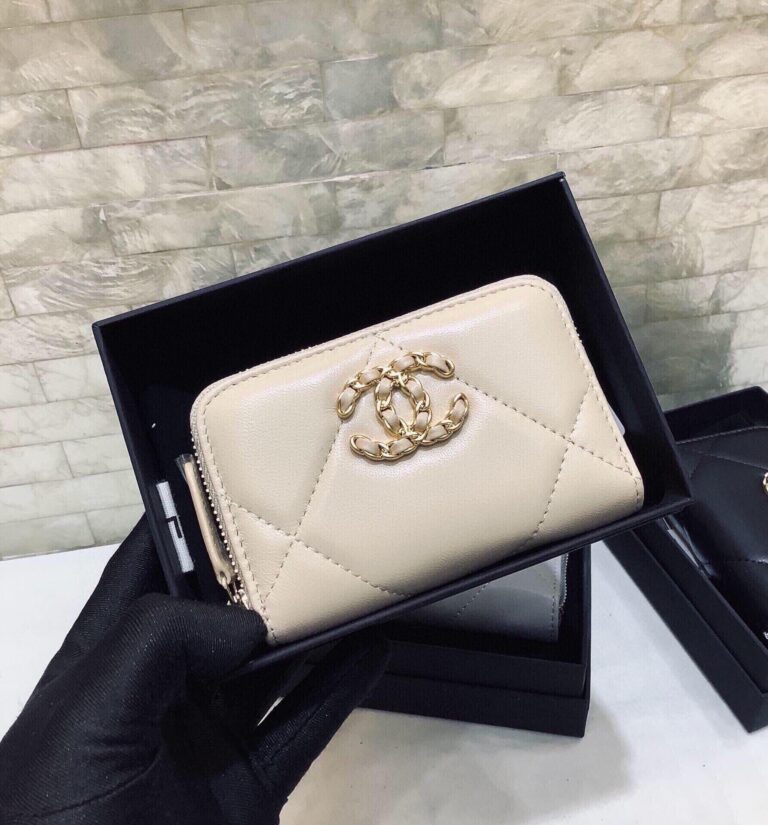 Chanel 19 Card Holder With Zipper Leather Cream Wallet - Image 7