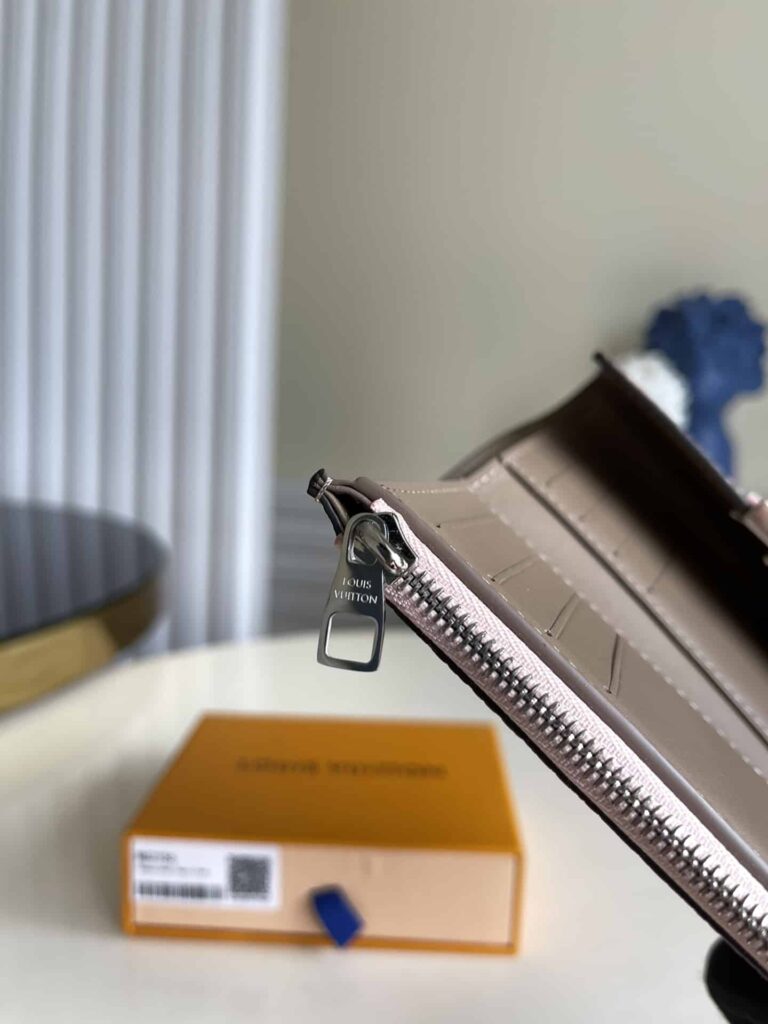 Louis Vuitton Capucines Compact Wallet M62157 - Image 2