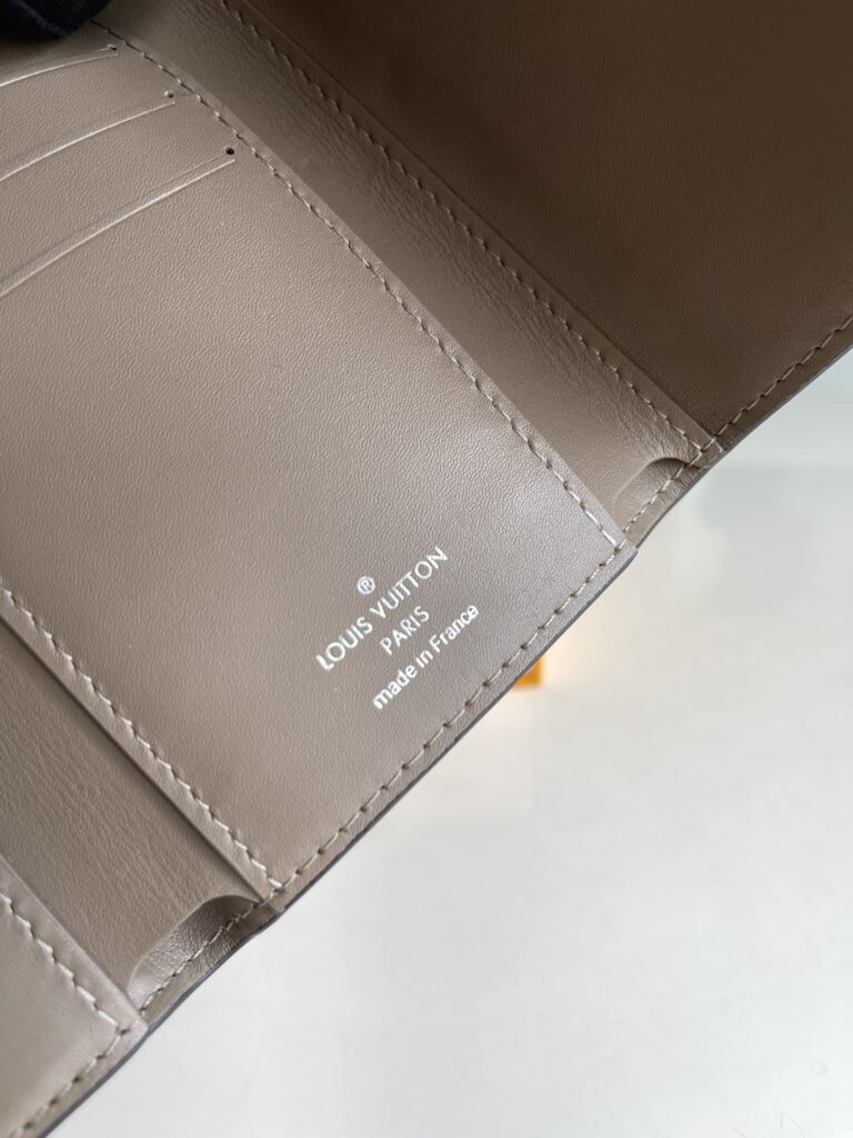 Louis Vuitton Capucines Compact Wallet M62157 - Image 9