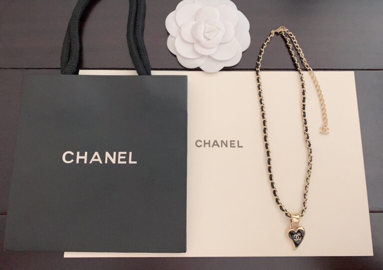 Chanel Domestic Necklace Gold Metal And Black Heart - Image 5