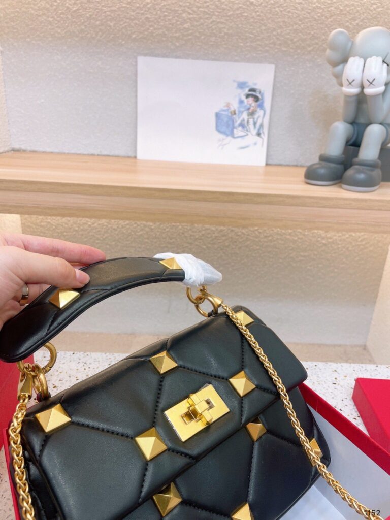 Valentino Garavani Roman Stud Chain Link Shoulder Bag In Black 1W2B0I82Bsf - Image 7