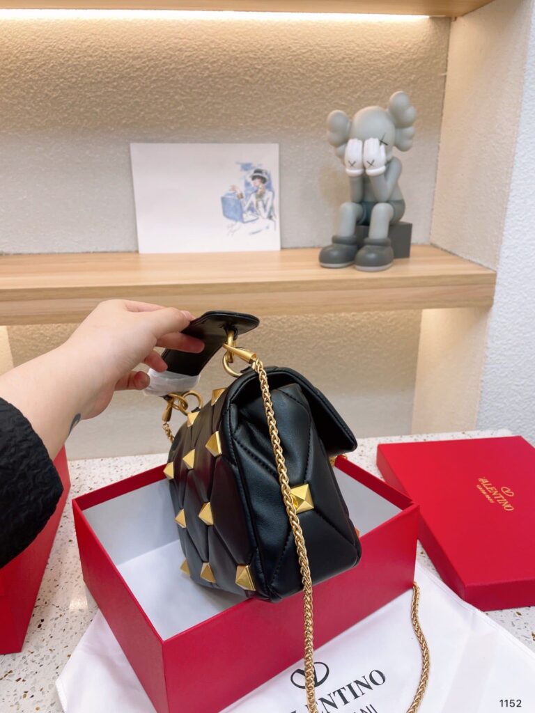 Valentino Garavani Roman Stud Chain Link Shoulder Bag In Black 1W2B0I82Bsf - Image 4