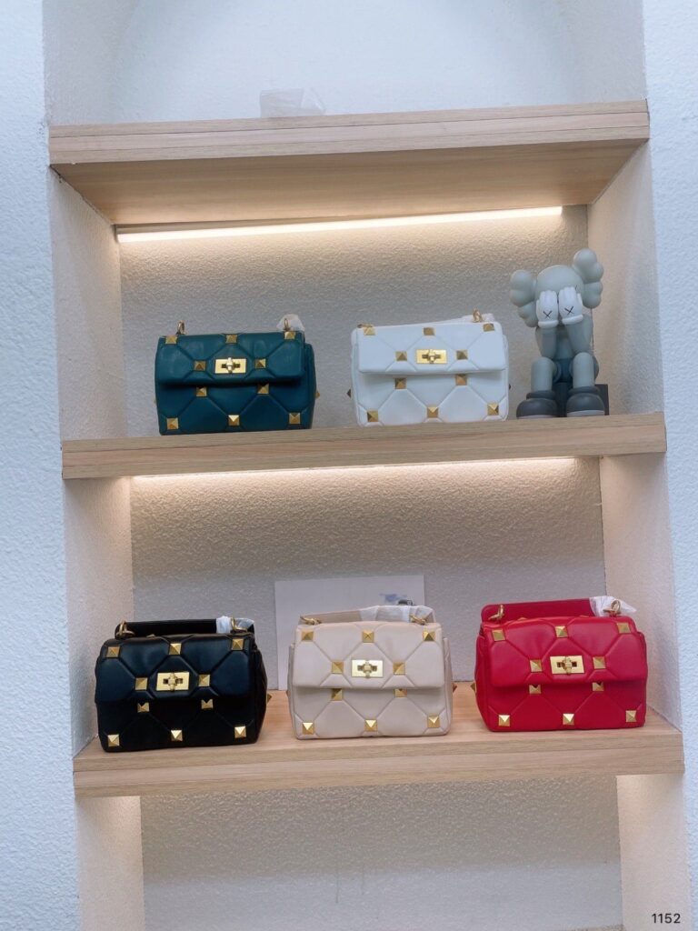 Valentino Garavani Roman Stud Chain Link Shoulder Bag In Rose Pink 1W2B0I82Bsf - Image 2