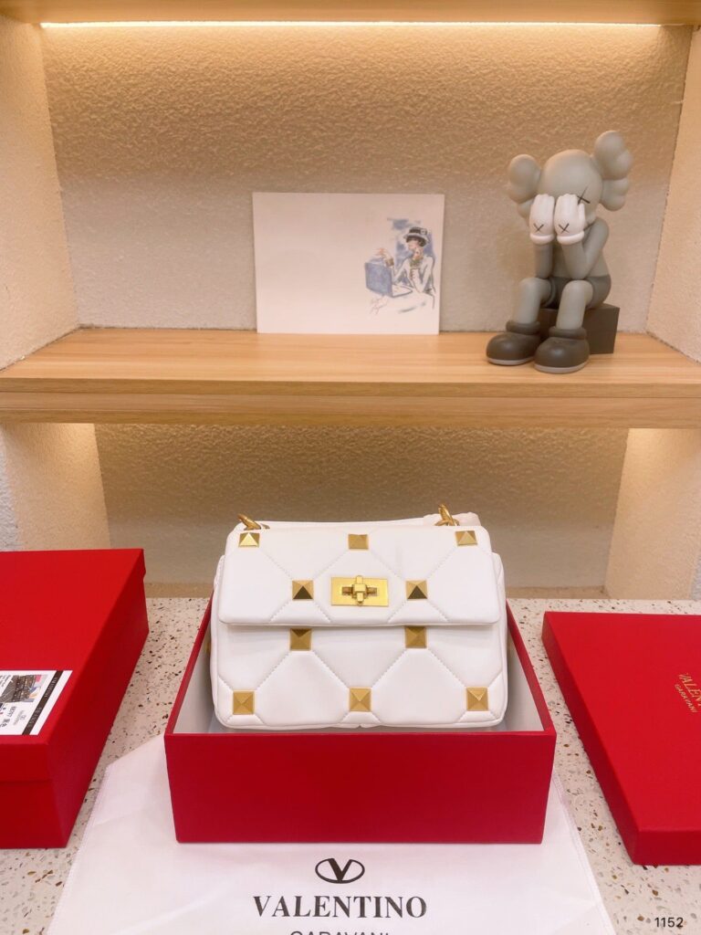 Valentino Garavani Roman Stud Chain Link Shoulder Bag In White 1W2B0I82Bsf - Image 3