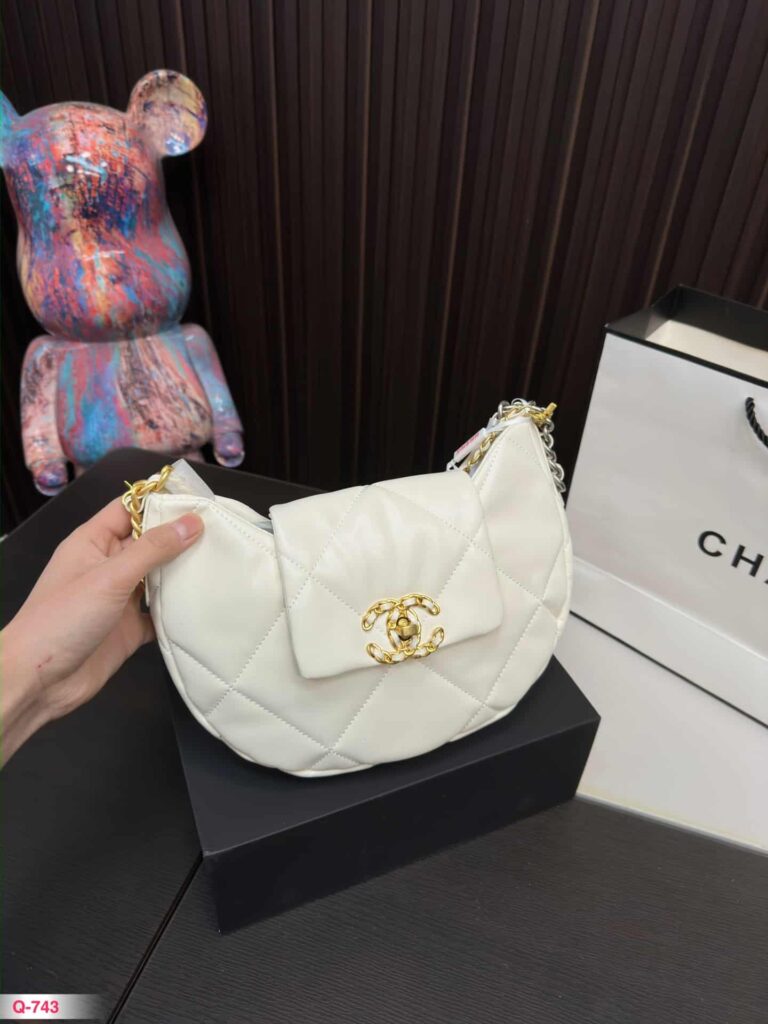 Chanel 19 Hobo Bag Lambskin Mixed Metal Hardware White 28Cm - Image 3