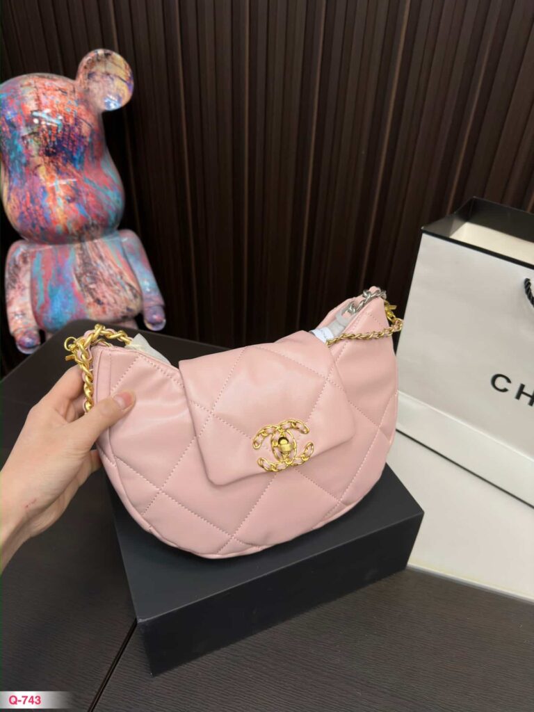 Chanel 19 Hobo Bag Lambskin Mixed Metal Hardware Pink 28Cm - Image 2