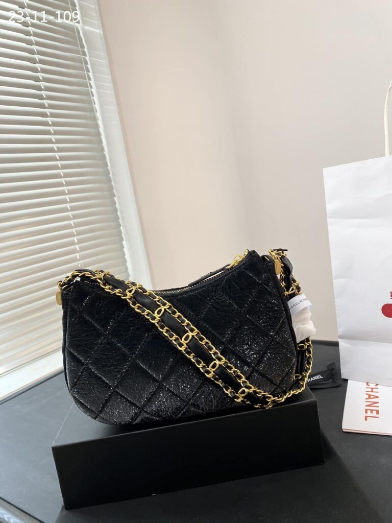 Chanel Hobo Handbag Black 23Cm - Image 3