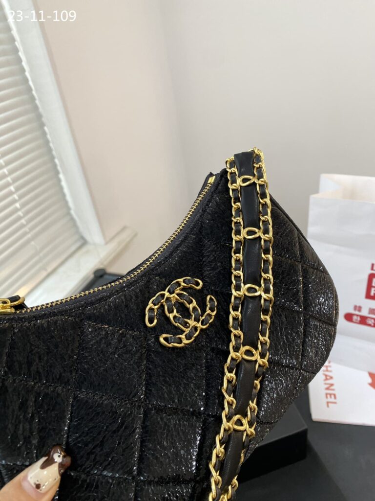 Chanel Hobo Handbag Black 23Cm - Image 5