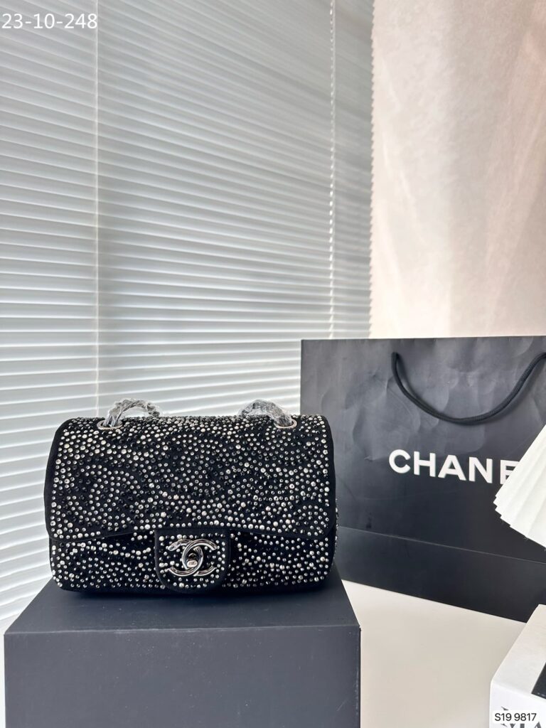 Chanel Crystal Flap Bag Black 23Cm - Image 3