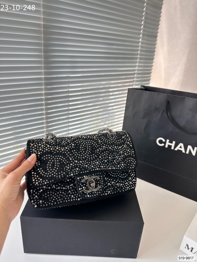 Chanel Crystal Flap Bag Black 23Cm - Image 4