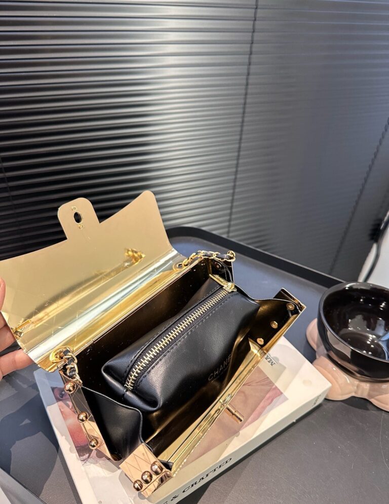 Chanel Flap Bag Gold Metal 18Cm - Image 2