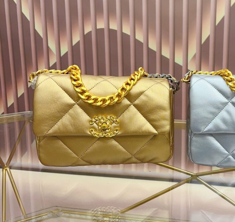 Chanel 19 Flap Bag In Gold Lambskin 25Cm - Image 2