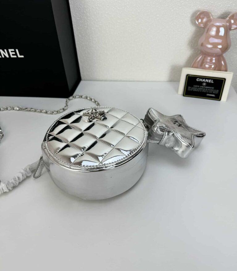 Chanel Round With Charm And Star Coin Purse Metallic Silver 15Cm - Image 4