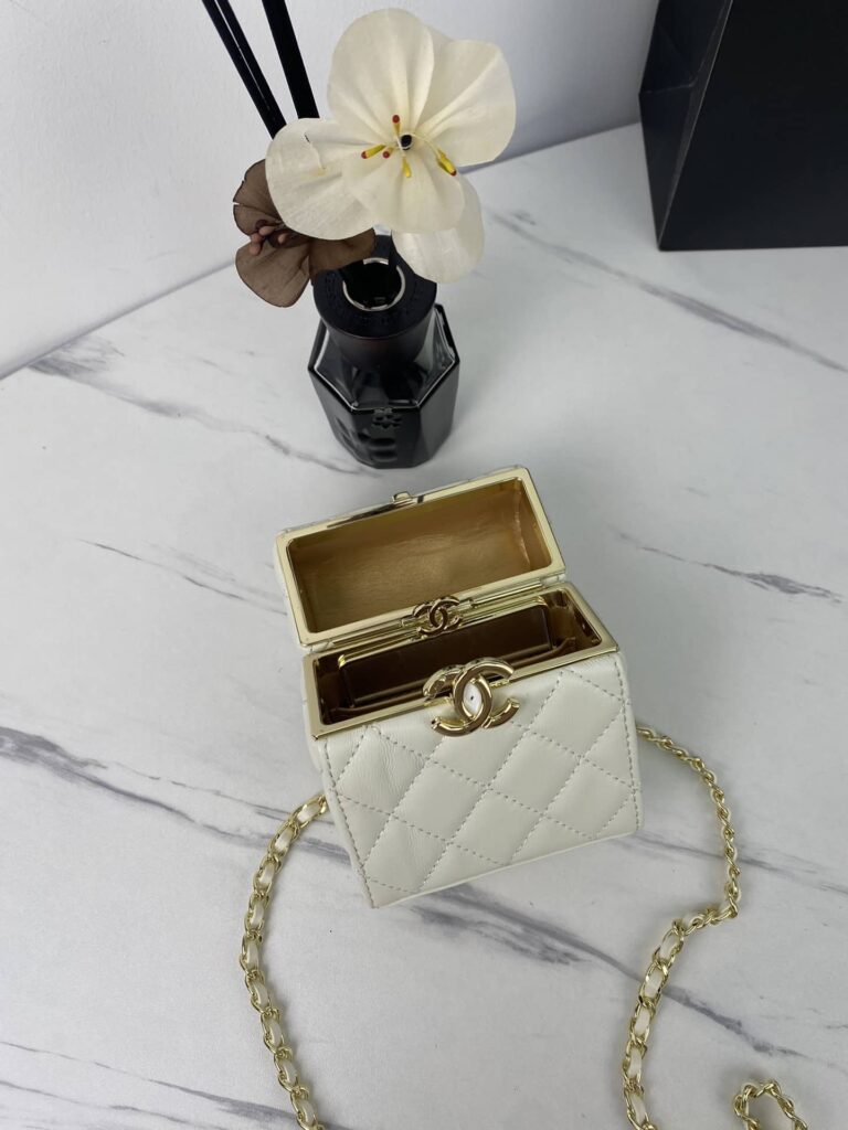 Chanel Small Box With Chain In Lambskin White 12Cm Ap2656 - Image 3