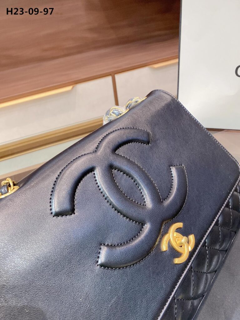 Chanel Timeless Cc Flap Maxi Lambskin Black 31Cm - Image 4