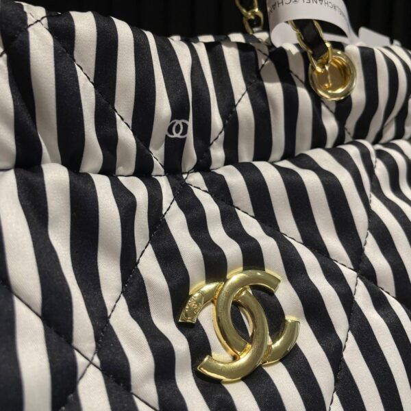 Chanel Large Backpack Printed Fabric And Gold Metal In Black And White 36Cm - Image 6