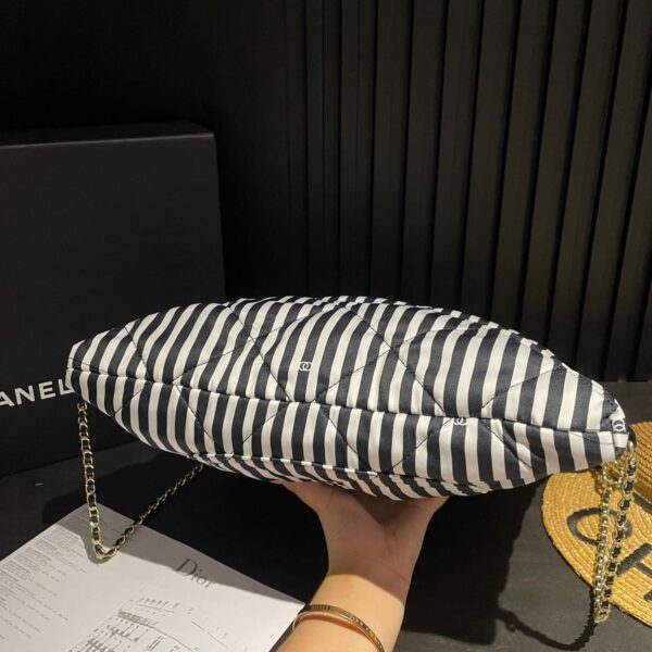 Chanel Large Backpack Printed Fabric And Gold Metal In Black And White 36Cm - Image 7