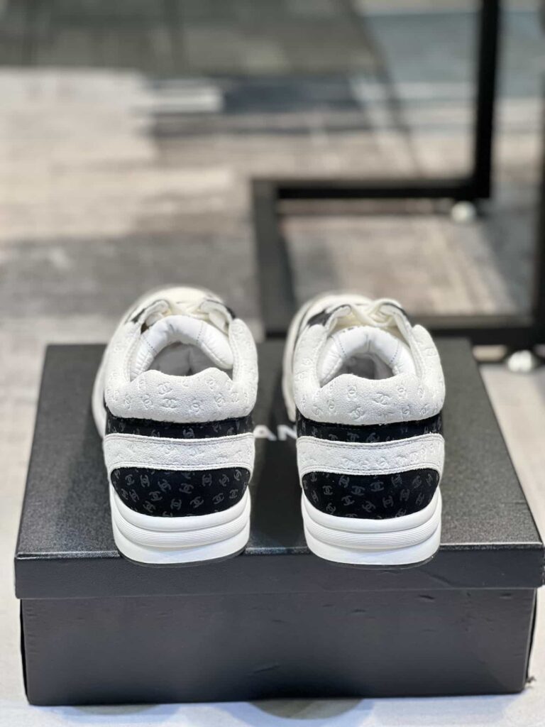 Chanel Cc Embossed Logo Suede White Black G39230 X56689 K4719 - Image 2