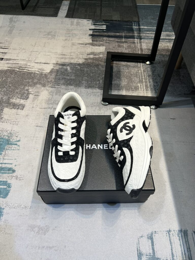 Chanel Cc Embossed Logo Suede White Black G39230 X56689 K4719 - Image 4