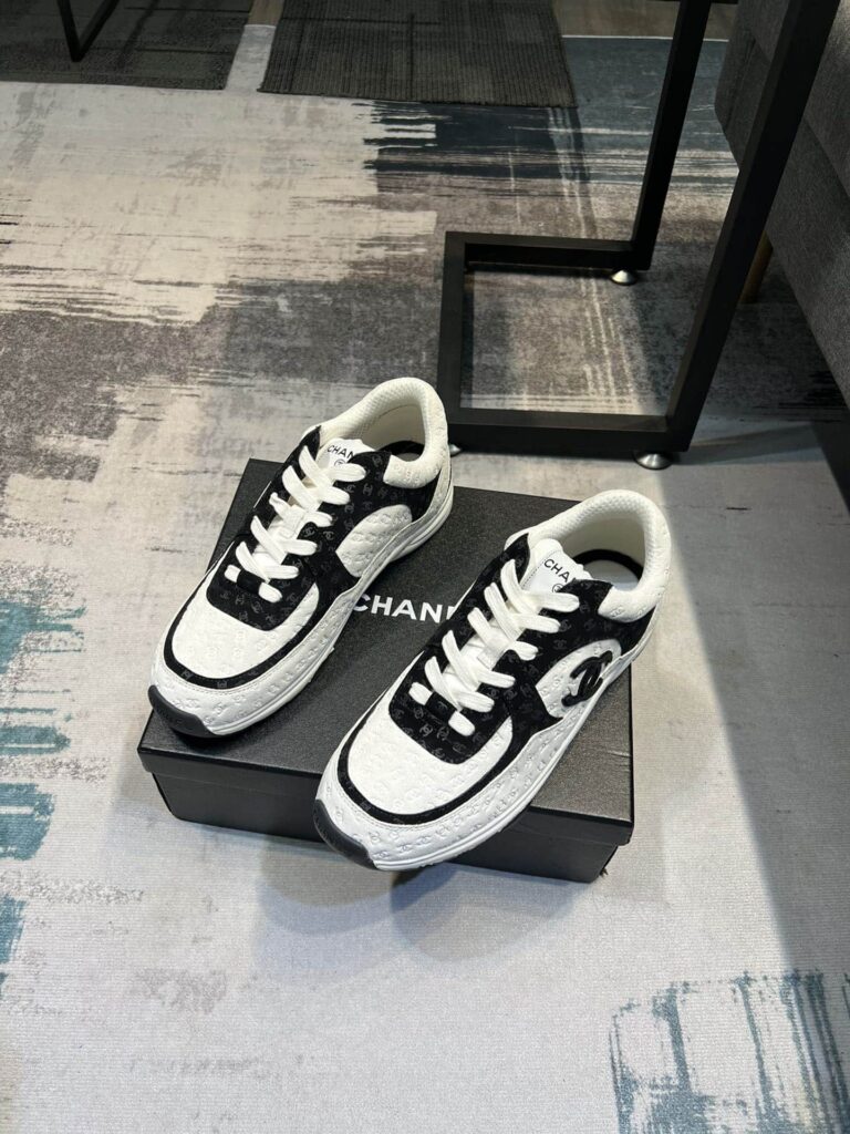 Chanel Cc Embossed Logo Suede White Black G39230 X56689 K4719 - Image 5