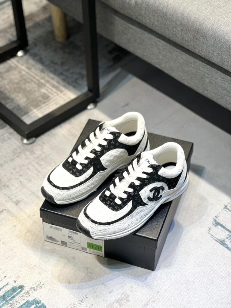 Chanel Cc Embossed Logo Suede White Black G39230 X56689 K4719 - Image 7