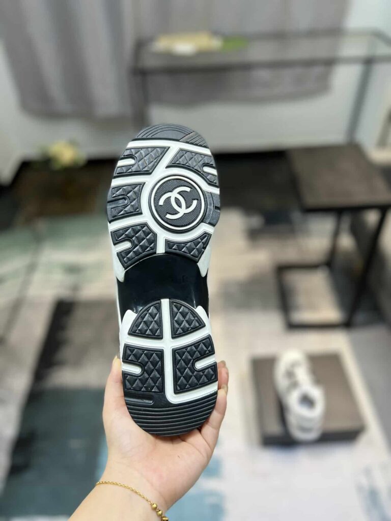 Chanel Cc Embossed Logo Suede White Black G39230 X56689 K4719 - Image 9