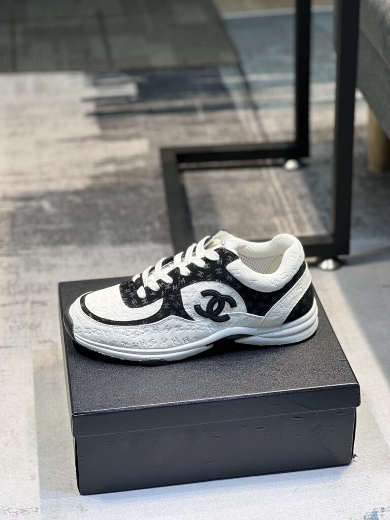 Chanel Cc Embossed Logo Suede White Black G39230 X56689 K4719 - Image 10