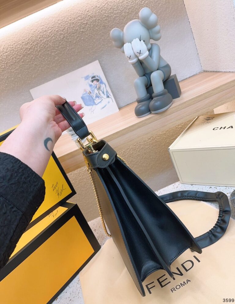 Fendi Peekaboo Iseeu Petite Black 32Cm - Image 4